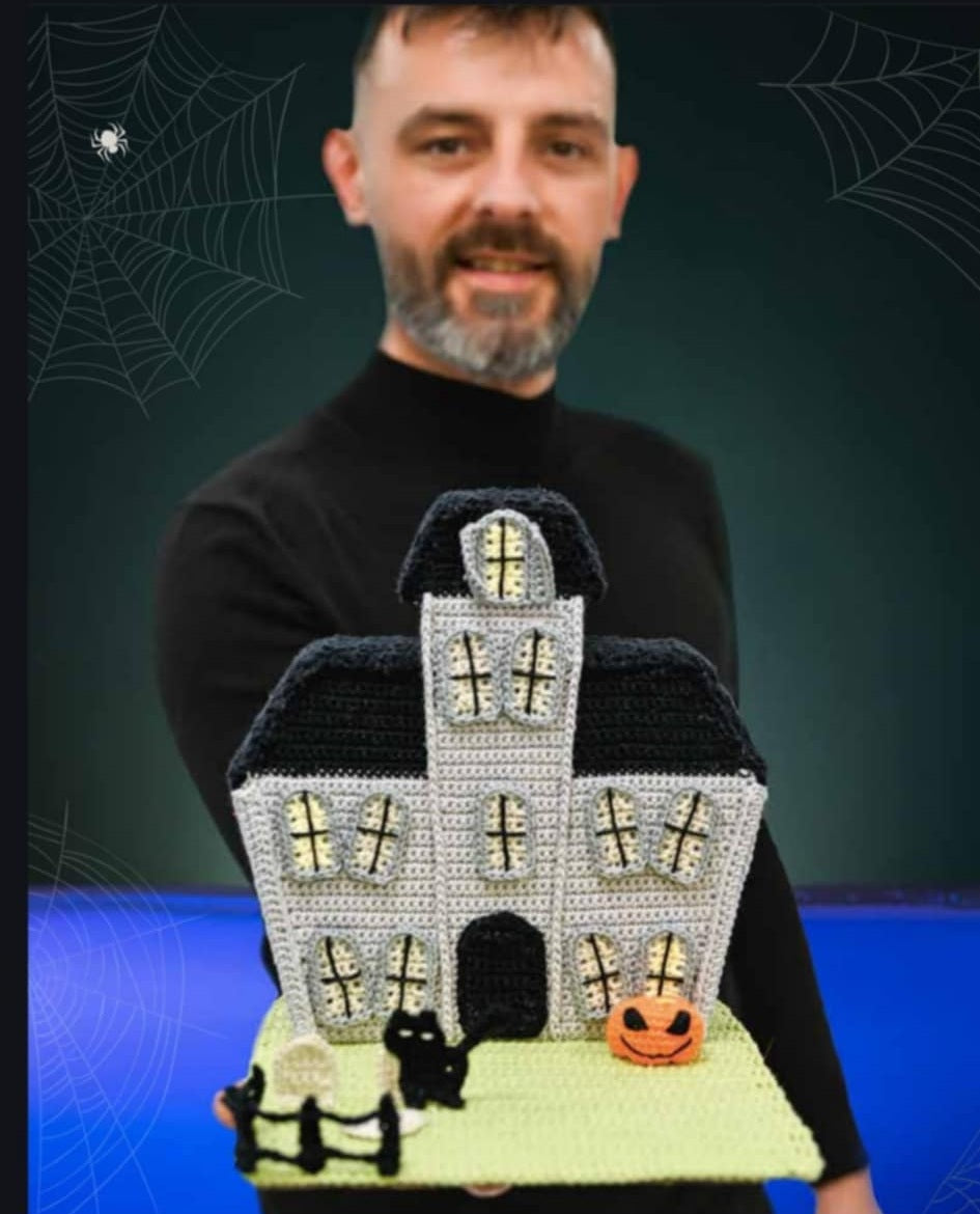 Spooky spookhuis uit Kerstdorp haken (Garenpakket)